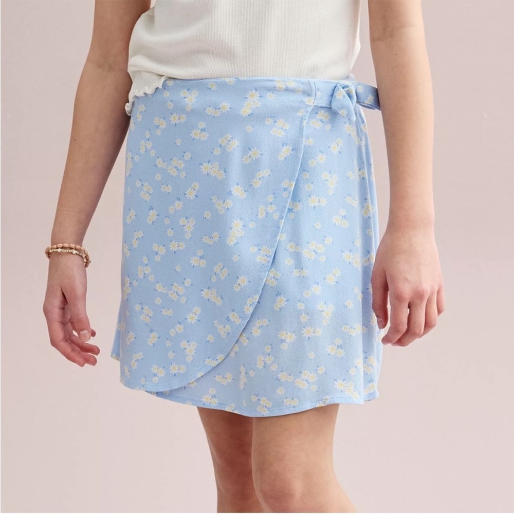 ⭐️ NEW SO Light Blue Daisy Floral Wrap Skort Girls Size Medium
